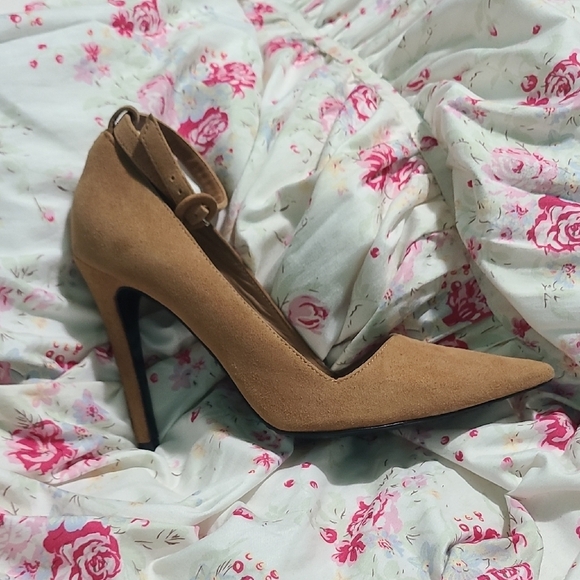 Alice + Olivia Tan Stiletto Heels Classic Pumps - Picture 2 of 8